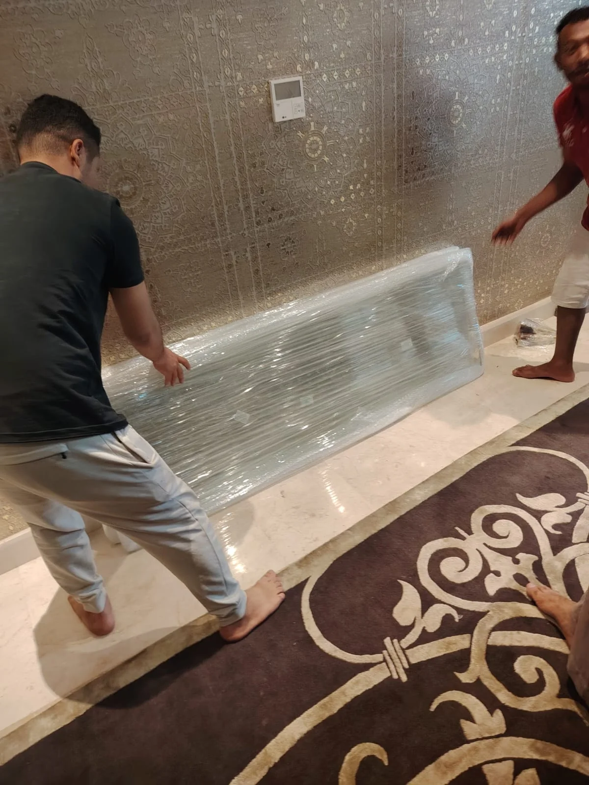 فريق تبارك أثناء تغليف وتجهيز قطعة أثاث للنقل